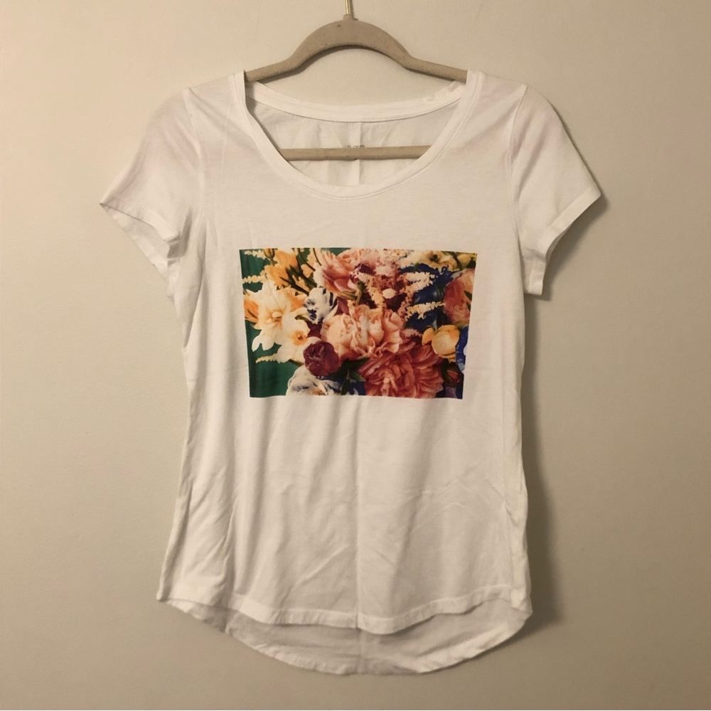 Rickiβs White Floral Graphic Tee